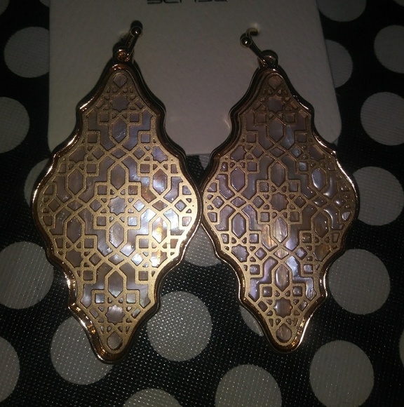 Earring - Picture 3 of 3